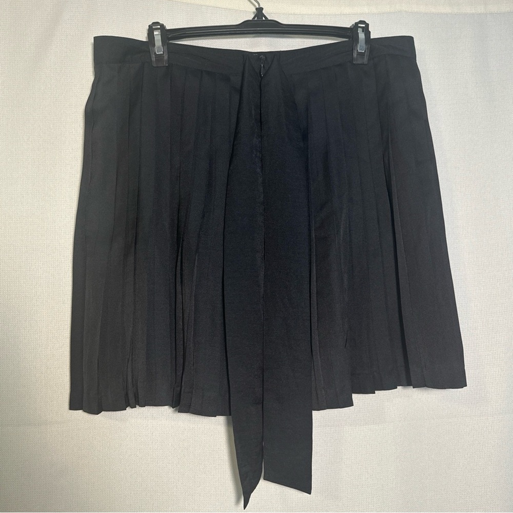GAP Elegant Black Pleated Mini Skirt